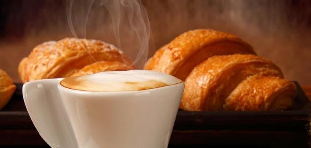 القهوة مع القرفة مزيج حلو المذاق